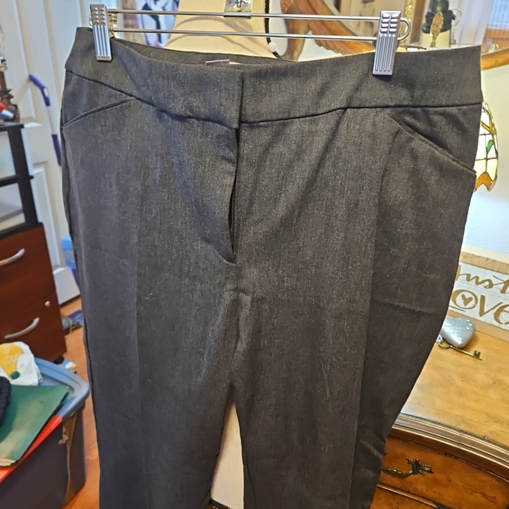 NWT Chico's 1.5 Short (8/10) Charcoal Trousers - Picture 2 of 5